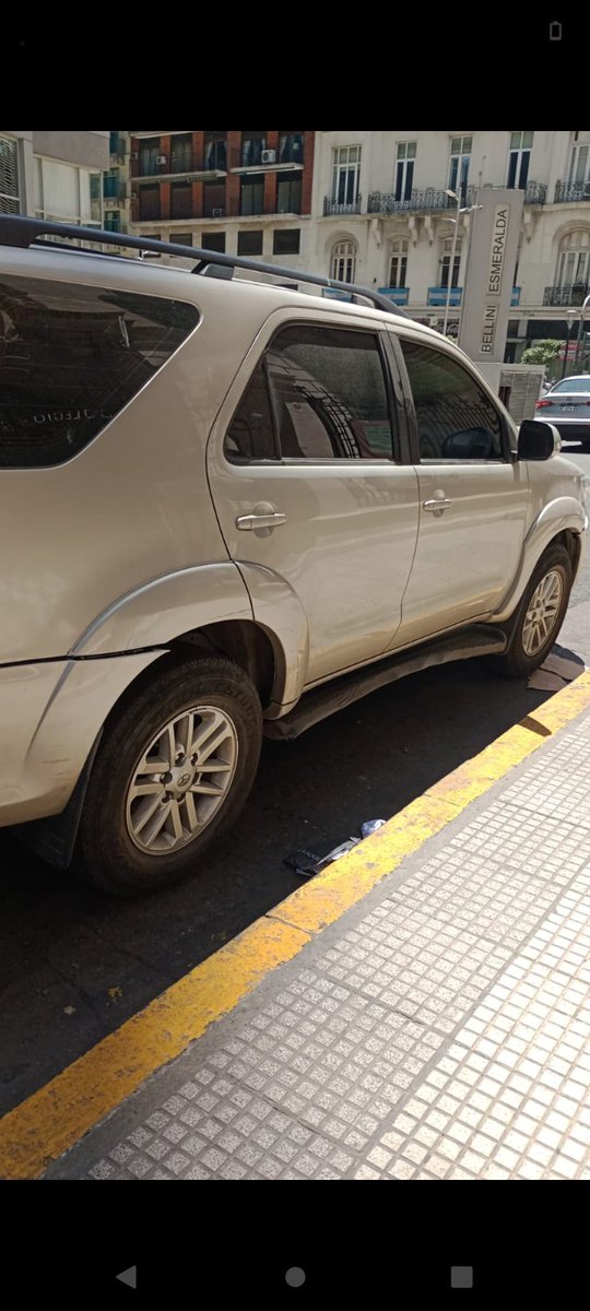 juaanvadillo_6's tweet photo. Esta es la camioneta de menotti. Almuerza todos los dias en la esquina de mi laburo. Siempre esta estacionada en cordon amarillo o hasta arriba de la vereda. A mi me sacaron el auto por menos en capital. Y esta bien porque yo soy un gordo puto que no sabe cuanto pesa la del mundo https://t.co/om1HGUqdiO