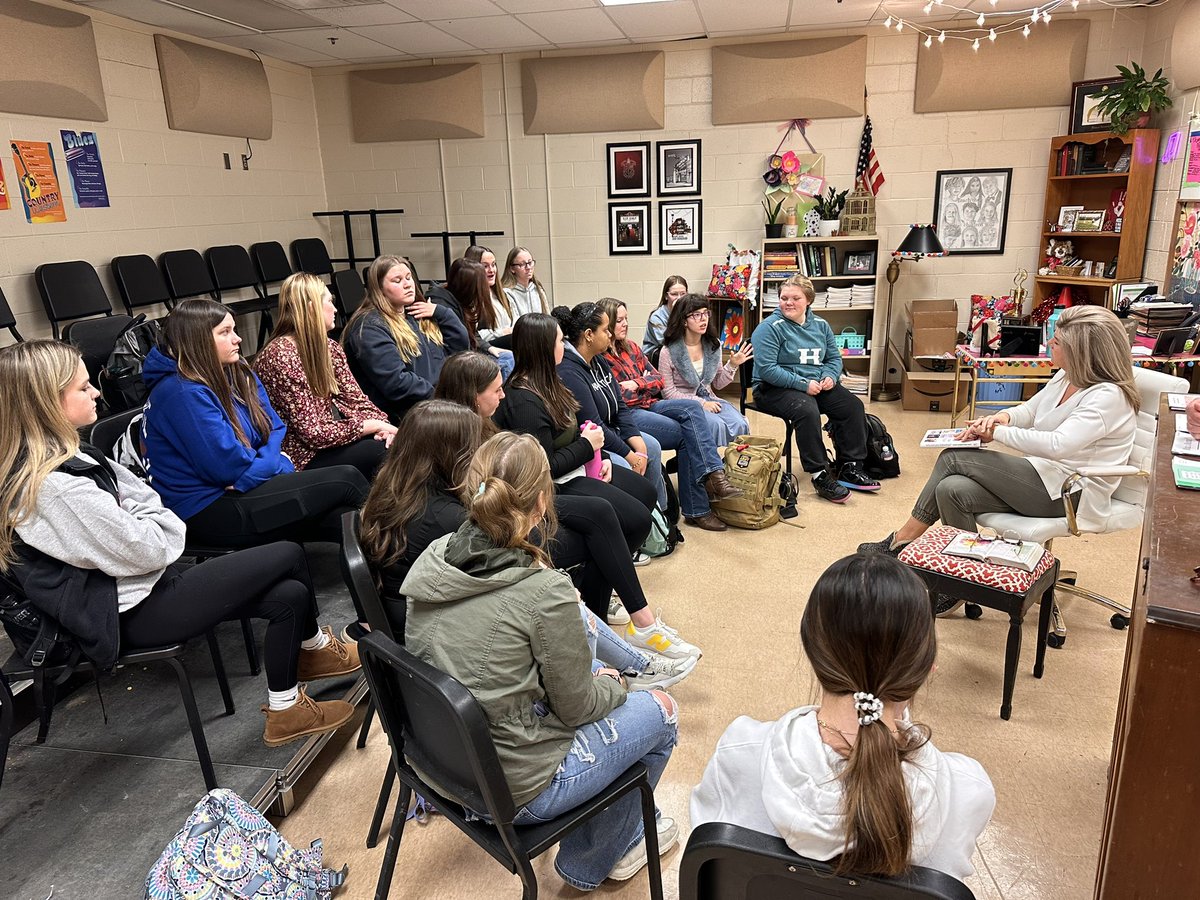 Teach_2_Empower's tweet photo. Teacher passion projects, student voice and agency, belonging and purpose- these are just a few of the things @hcpsky’s High School mentoring program offers! Cannot wait to share more of what we learned in our next Deeper Learning Destinations! #inspiringchange https://t.co/XHJmXG621f