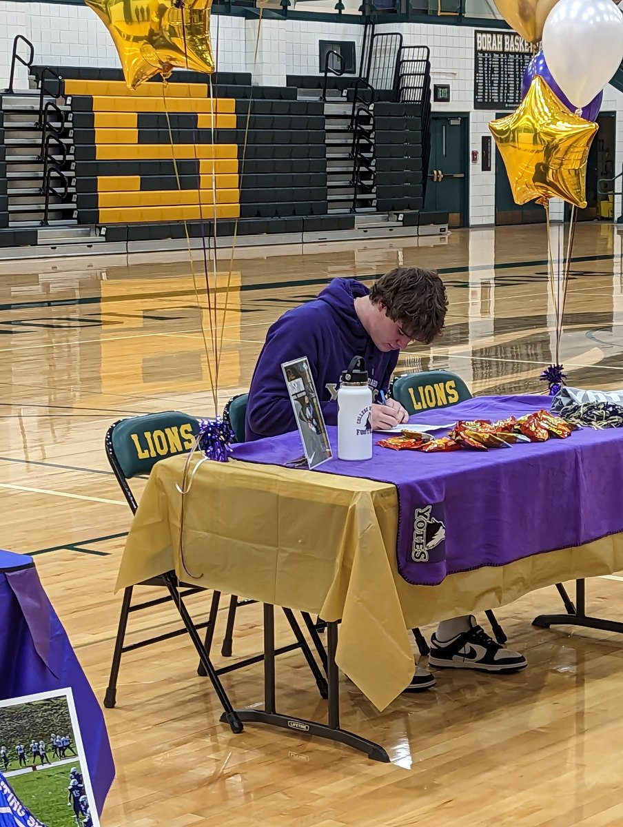 BorahFootball's tweet photo. Congrats to @rushton_parker & @TraceFreeman9 for signing at @YotesFootball & @FootballCarroll . Love to see when hard work pays off #BorahTuff #BorahBoom https://t.co/lltGv51qGm