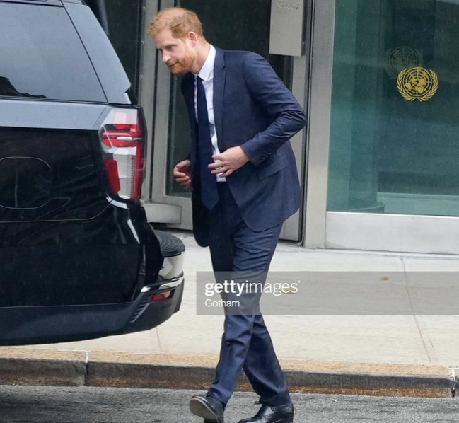 SophieCaligirl's tweet photo. 👇CAPTION THIS!🤣👇
//Summer'22 as Harry left the UN https://t.co/fjzc30uz8r