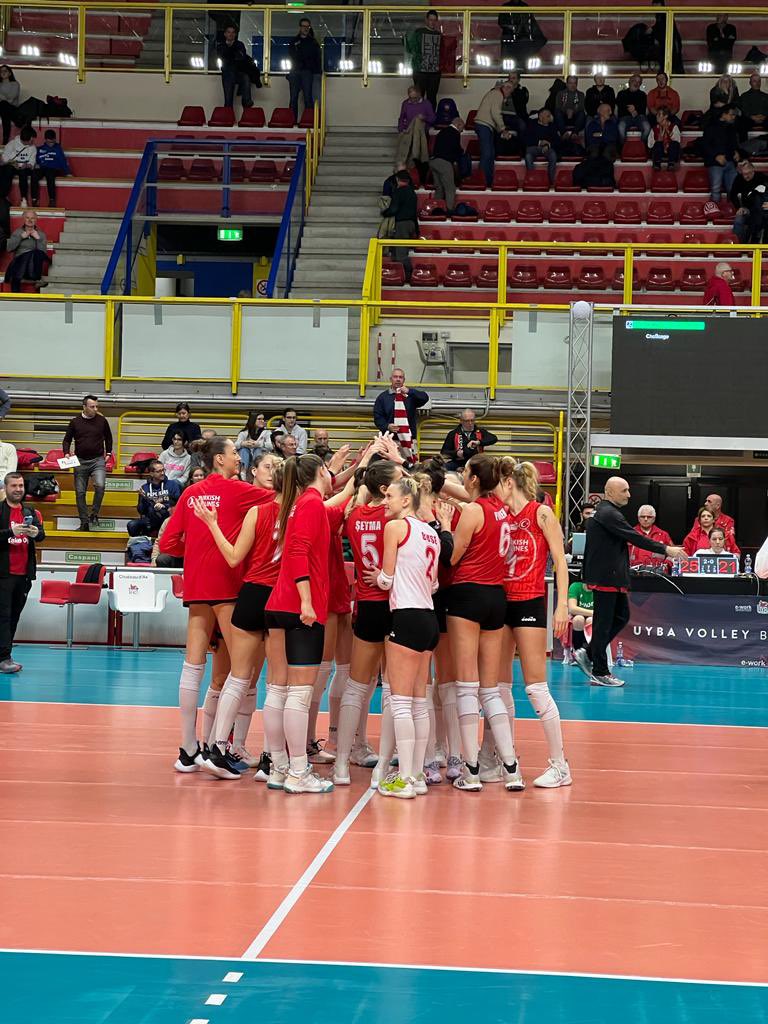 TC_MilanoBK's tweet image. Temsilcimiz Türk Hava Yolları @thysporkulubu, CEV Kupası Play-Off ilk maçında Busto Arsizio deplasmanından 3-0’lık net bir galibiyetle ayrılıyor 🇹🇷 🇹🇷 🇹🇷

#UçuşaHazırız #ReadyForTakeoff ✈️