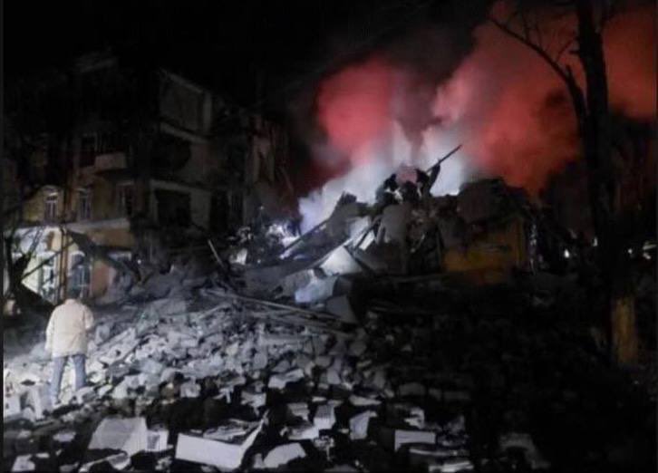 FedorovMykhailo's tweet photo. Russian missile hit a residential building in Kramatorsk. People are screaming under the rubble. Another terrorist act by Russia. The only way to stop it and save people’s lives is more weapons for Ukraine. https://t.co/tHfwnpcHkI