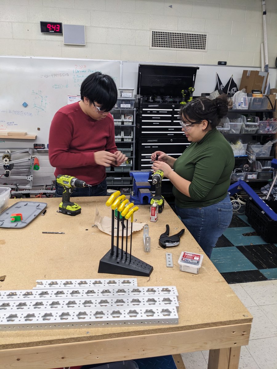 robopirates6032's tweet photo. With Time winding down the shop is hot and people are working hard! #frc https://t.co/jJkGGU9nxY