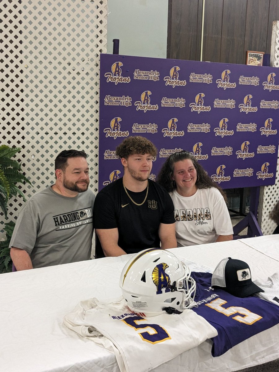 ash_trojanFB's tweet photo. Signing day!
Bryce Rushing signs to Harding.
Datlin Cunningham signs to Butler. 
Congratulations! https://t.co/qDNbKzMrND