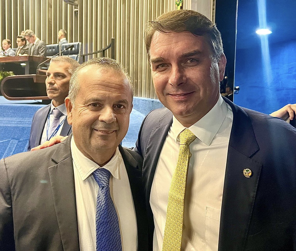 FlavioBolsonaro's tweet photo. Parabéns a todos que votaram e trabalharam pelo @rogeriosmarinho . Foi por apenas 9 votos, vamos trabalhar firme pelas pautas que levaram o Brasil a evoluir tanto nos últimos 4 anos. Que o presidente @rodrigopacheco , de alguma forma, resgate a interdependência entre os Poderes. https://t.co/OYZsCdlxZG