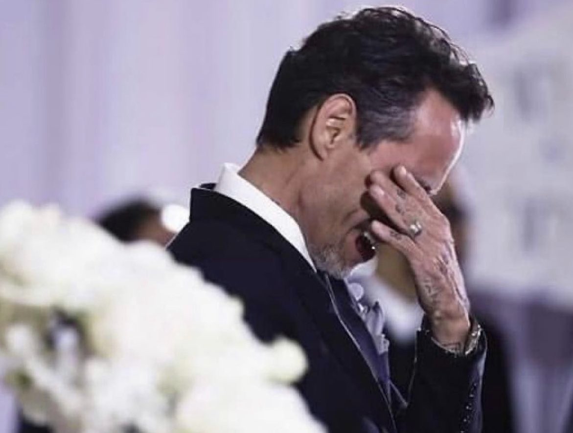 Javierito321's tweet photo. Cuenta la leyenda que cada vez que Marc Anthony llora en su boda, en ese preciso momento está naciendo la pareja de su próxima boda https://t.co/E1RckYv1R0
