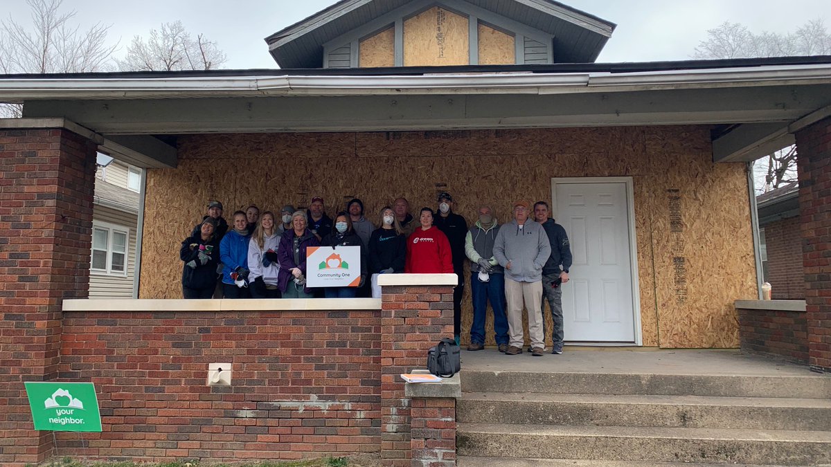 Volunteers are critical to our mission. They are the link between Community One and making a positive difference in homes, neighborhoods, and the lives of our neighbors. Our volunteers lift their hands in service and share their hearts with love. We are so thankful for them!