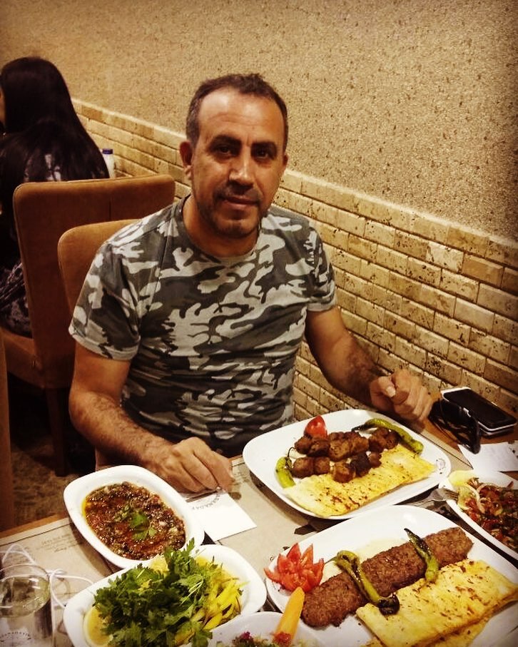 Ya o kadar yardımsever iyi kalpli geçiniyoruz çocuk ölmüş paylaşım yapmam lazım ama tepki de çekmeyeyim orta yolcu bi şeyler söyleyeyim. Ha buldum ne çocuklar ne köpekler ölsün. tweetle.
- Usta ayran da gönder kebaplar kuru kuru gitmez.