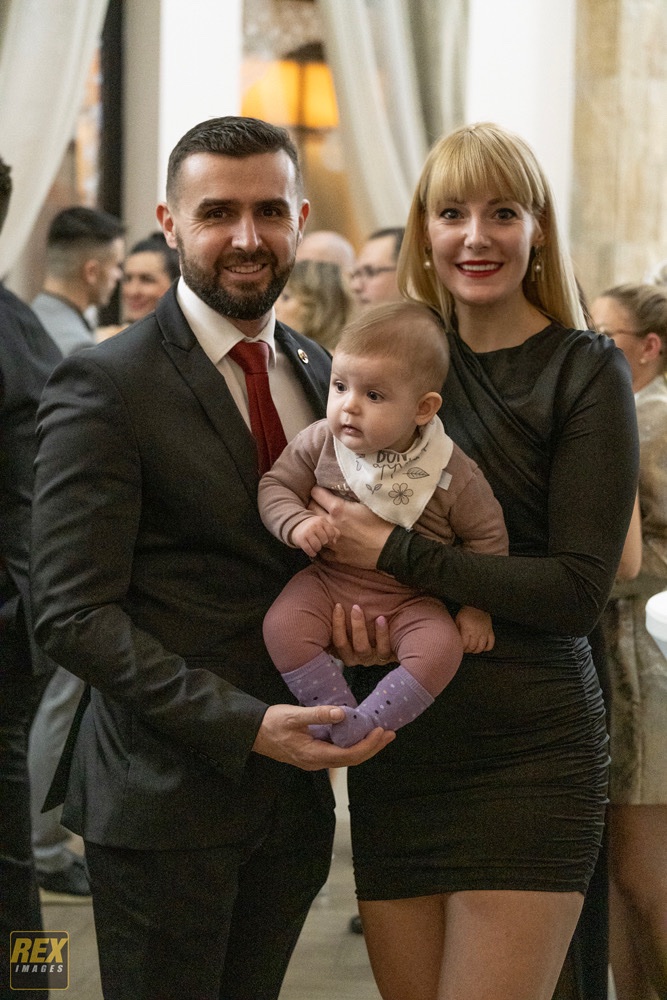 zracim_te's tweet photo. Jakooo važna slika za uspomenu ❤️
Zapravo je poenta što sam ja o ovome maštala i sanjala, da imam supruga koji me bezuslovno voli i poštuje, da imamo dete stvoreno iz istinske i prave ljubavi, i da na sva putovanja idemo zajedno! https://t.co/KQgXHVuI4U
