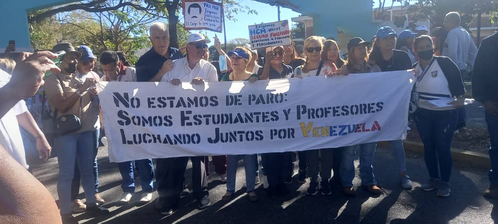ferreirajoseang's tweet photo. 1/2 Los Educadores venezolanos en el Arco de Barbula, entrada de la @UCarabobo ratificaron la vital importancia de la educación en el país como generadores de talento, responsabilidad, productividad y vocacion de servicio en sentida concentración y posterior marcha en Naguanagua https://t.co/MvZPrZ2zpi