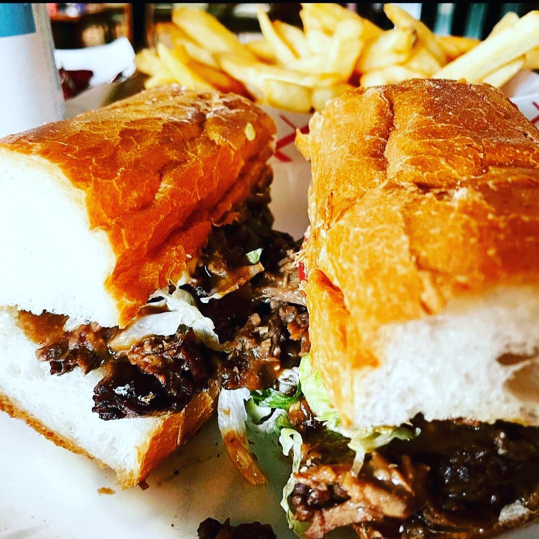TraceysNola's tweet photo. Did somebody say Roast Beef Po Boy?

Crawfish is promoted to 7 days a week next week!🦞
@selectcrawfishco
🍻🥂🍷

#WineWednesday #bestroastbeefpoboy #coldweatherfood #wherenolaeats https://t.co/a2OwnTWra7