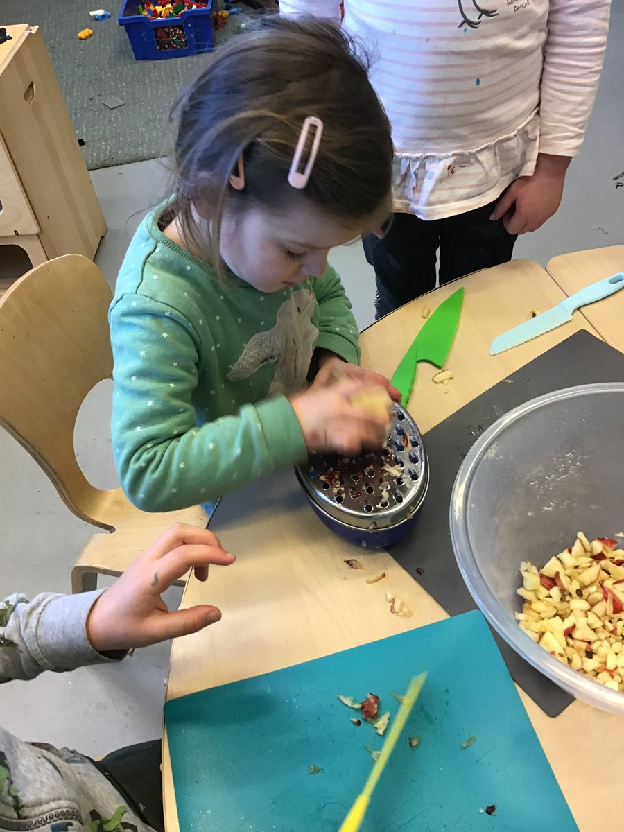 ELPSnursery's tweet photo. Group B making Speedy Birdcake ‘it’s ice cream cake for the birds’ #RSPB #responsiblecitizens SOC 0-08a https://t.co/SaxUC5bgHA