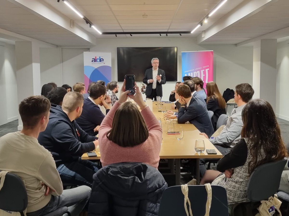 DdeSchaetzen's tweet photo. C’était vraiment sympa de recevoir les @JeunesMR au QG de la campagne européenne du parti ALDE. Vous m’avez vraiment motivé les gars! Vive l’Europe et merci @hidalgolaura94 🇪🇺🇧🇪🇪🇺 #FierdetreLiberal #EP2024 https://t.co/yTOXi716Vg