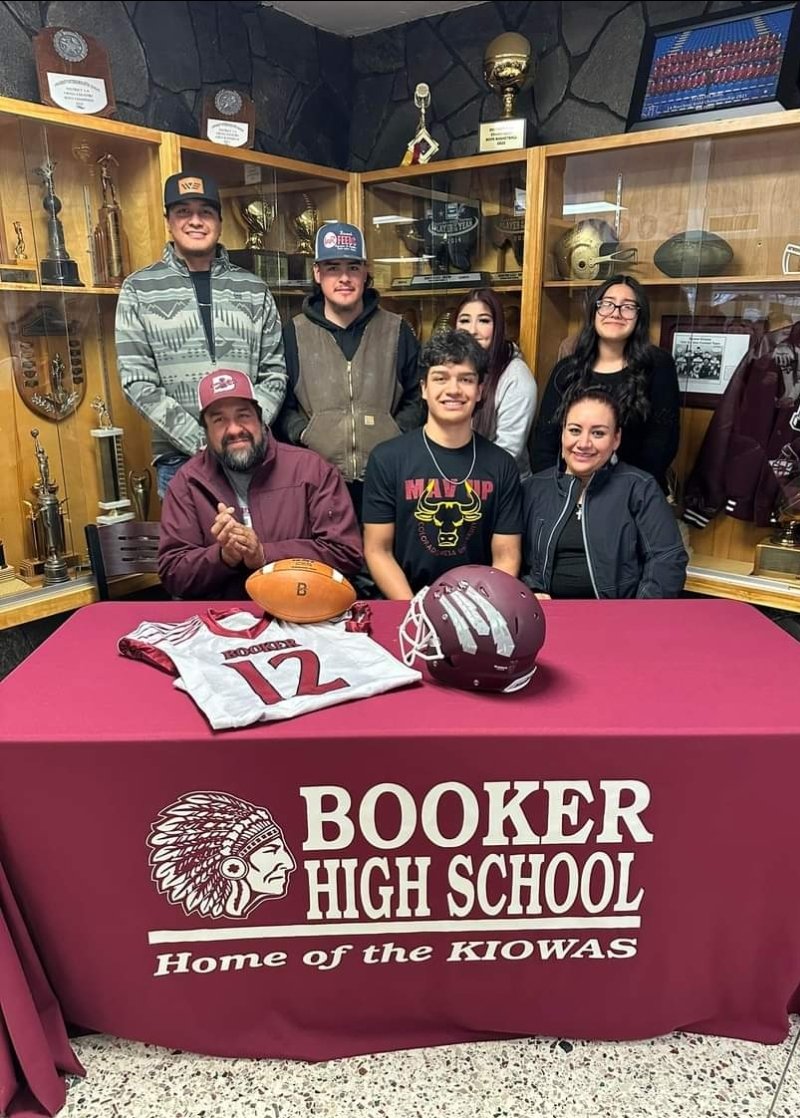 williamsbuddy82's tweet photo. This Day will change a young man and his family's life!!

#NationalSigningDay2023

First NCAA Football signee from Booker HS since 1987!

This is My WHY!!!!! We Love YOU #12 @leobanuelos5

#KiowaFAM
#WEplay4theK

@hpisani91
@KaleSteed 
@Matt_Stepp817
@_MCConsulting_ https://t.co/aQnGqJLCyg