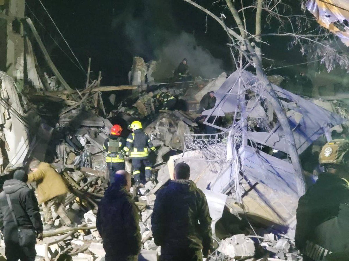 DefenceU's tweet photo. This evening, a russian missile almost completely destroyed an apartment building in the center of Kramatorsk. Two dead and 7 wounded have already been found. Rescue operations are ongoing. People's cries for help can be heard from under the rubble. https://t.co/mcHQPdZ102