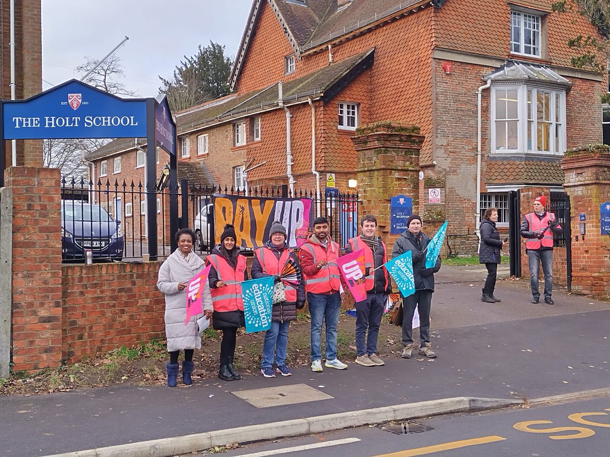 NeuWokingham's tweet photo. Two picket lines at Holt today, led by our fantastic rep Mark, with support from the two headteachers. A school that sets a brilliant example of job sharing in leadership. https://t.co/PVPOAVu7h6