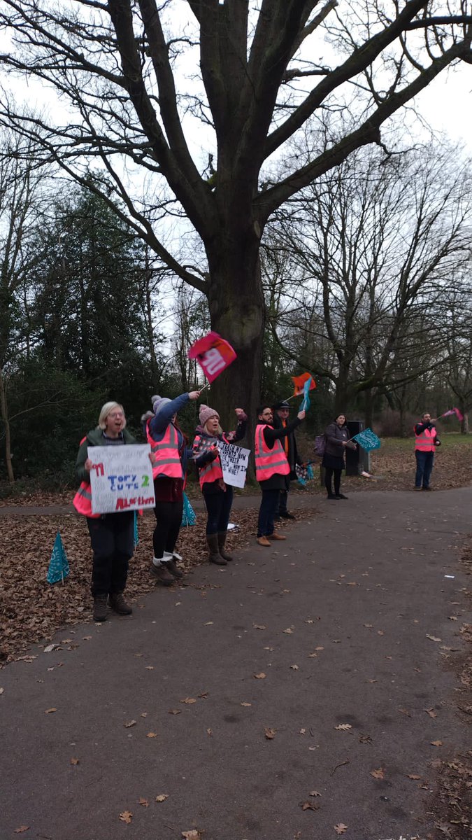 NeuWokingham's tweet photo. Two picket lines at Holt today, led by our fantastic rep Mark, with support from the two headteachers. A school that sets a brilliant example of job sharing in leadership. https://t.co/PVPOAVu7h6