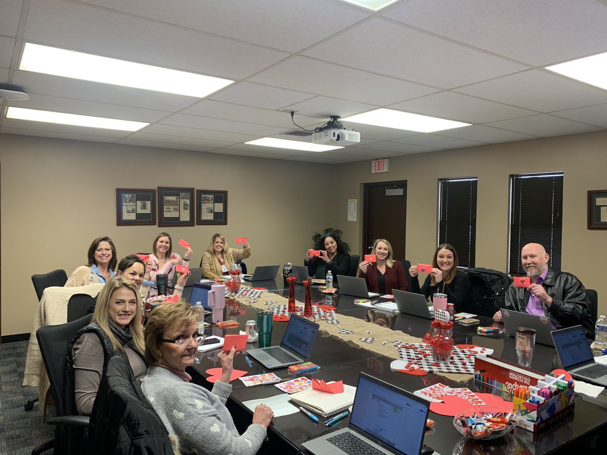 What an amazing group of leaders! These busy @BrazosportISD principals took a little time out of their day to send a kindness note as a random act of kindness 💕 @shawnachor video was inspiring @😊#beconnected