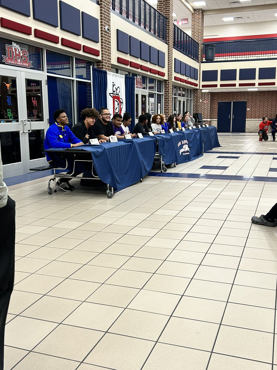 Happy signing day for all of our amazing athletes! Good luck at your next level in life and we can’t wait to see all the wonderful things you do! ❤️🤍💙🦅
#FAMILY #Dhighforlife