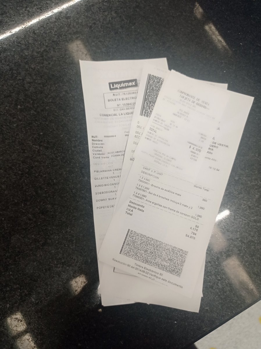 Yasosdeo's tweet photo. @LIDERcl espero que nadie pase por una situación así, ahí están mis boletas dejé el reclamo espero al menos una disculpa, ya que la encargada de local no fue capaz de ello y que los guardias no trabajen con personas no tienen tacto. https://t.co/MiCMZYnB0B