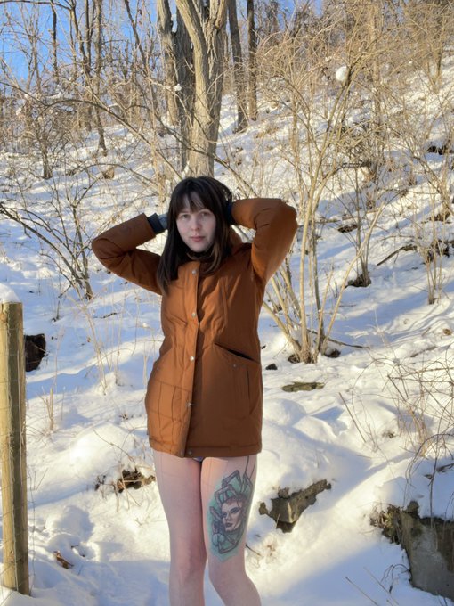Kiwi Couli 🦋 - 1 pic. Wanna have some fun in my winter wonderland? https://t.co/KvkpweHX66