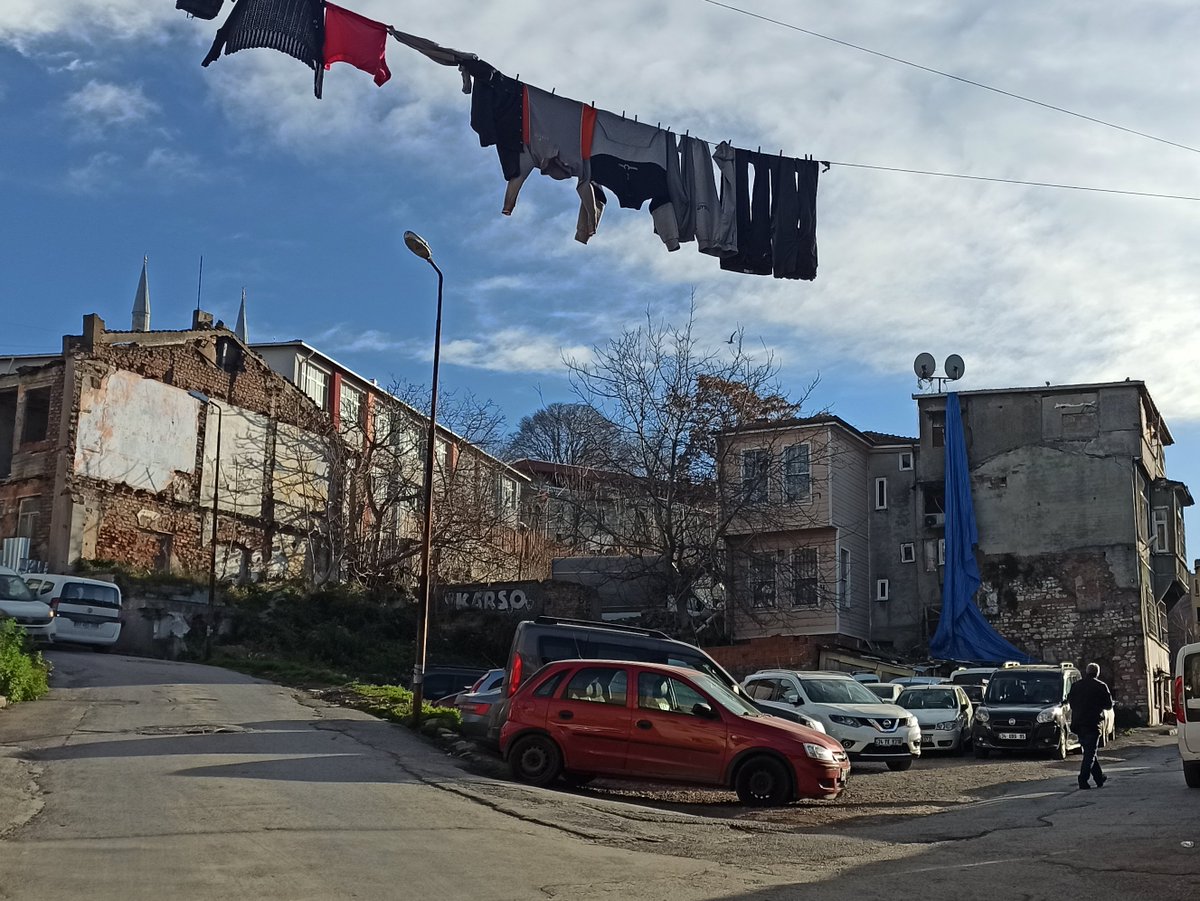 Dr_Fatih_Kose's tweet photo. Sokaktaki meraklı mahalleli - Neyi çekiyorsun abi? 
Ben -Burada eski bir ev olacaktı, onun yerini. 
Pencereden bakan yaşlı teyze - Haa evet, gemi gibiydi aynı. Kocaman bir gemiye benziyordu. Yıktılar. Çok oldu. 
Hoca Gıyaseddin Mahallesi.
1 2005 Aralık
2 2023 ocak https://t.co/Wi1rjZvWlr