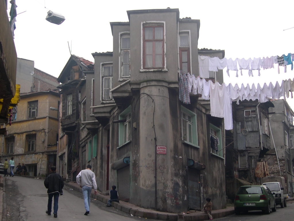Dr_Fatih_Kose's tweet photo. Sokaktaki meraklı mahalleli - Neyi çekiyorsun abi? 
Ben -Burada eski bir ev olacaktı, onun yerini. 
Pencereden bakan yaşlı teyze - Haa evet, gemi gibiydi aynı. Kocaman bir gemiye benziyordu. Yıktılar. Çok oldu. 
Hoca Gıyaseddin Mahallesi.
1 2005 Aralık
2 2023 ocak https://t.co/Wi1rjZvWlr