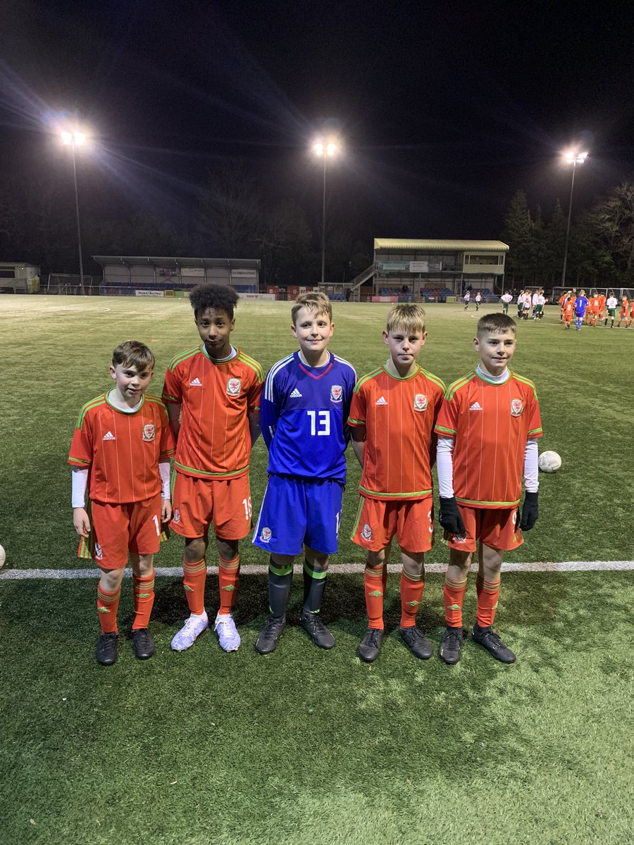 Such a proud night to see my boy Max in the welsh kit … the leap he’s made in less than a year is huge!  the future is bright for this bunch of lads .. 2010 born regional squads 🏴󠁧󠁢󠁷󠁬󠁳󠁿🧤⚽️ #forschoolsforclubforcountry @CVSFA @stteilos_PE @SouthWalesGK1 @PJSSElite @swans_academy