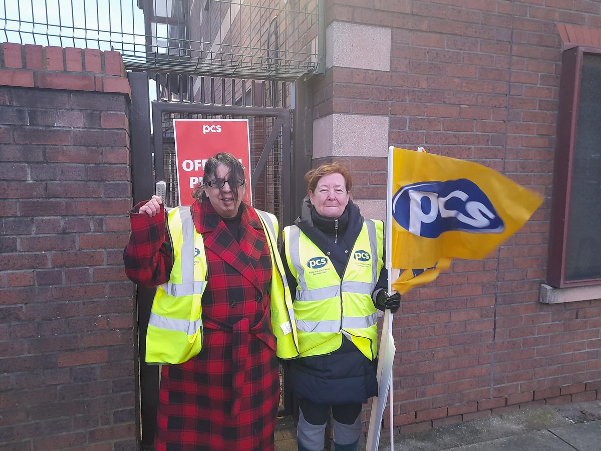 TraceyH4WHM's tweet photo. 1/Thread #Liverpool 
#PCSonStrike #Feb1Strike  #blamethegovt
#CostOfLivingCrisis #FightForFairPay 
Early start Picket No 1
#Solidarity with @pcsdwpLiverpool @ #EvertonJobcentre https://t.co/YYl9UeyR7e