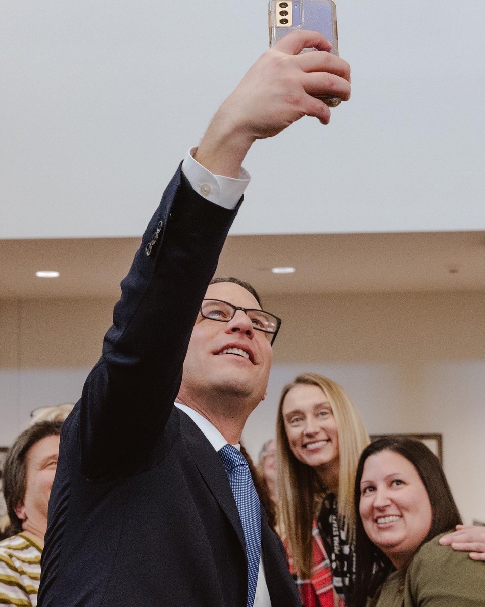 Photographed for <a href="/washingtonpost/">The Washington Post</a>: Pennsylvania Governor Josh Shapiro’s first day in office, and his plan for bipartisanship.

Reporting by <a href="/ColbyItkowitz/">Colby Itkowitz</a>, photo editing by <a href="/xinewin/">Christine T. Nguyen</a> 

washingtonpost.com/politics/2023/…