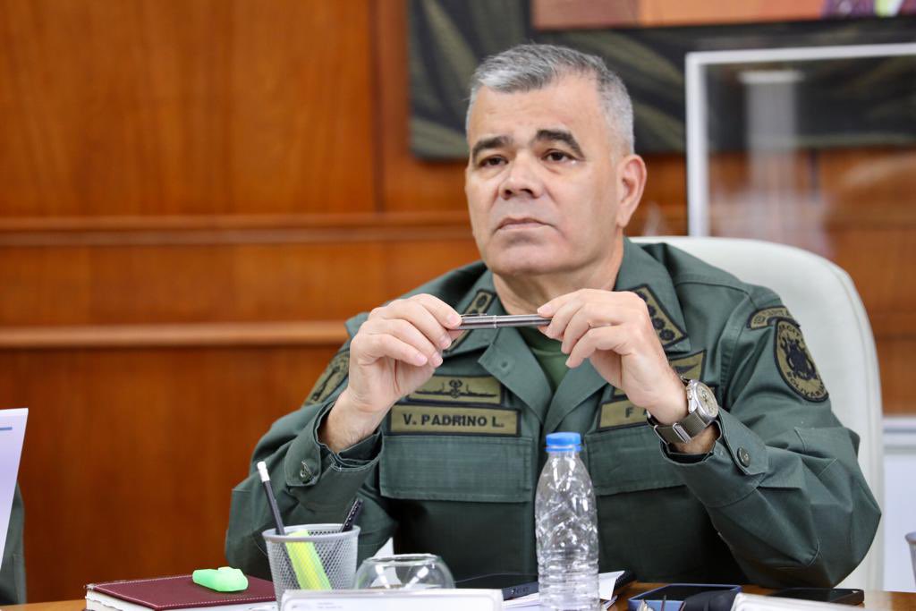 Hoy con profundo patriotismo, acompañé a mi GJ <a href="/vladimirpadrino/">Vladimir Padrino L.</a> y el Estado Mayor Superior de la FANB, durante importante reunión para analizar temas referentes a la Defensa de la Nación y el desarrollo del Motor Industrial Militar.