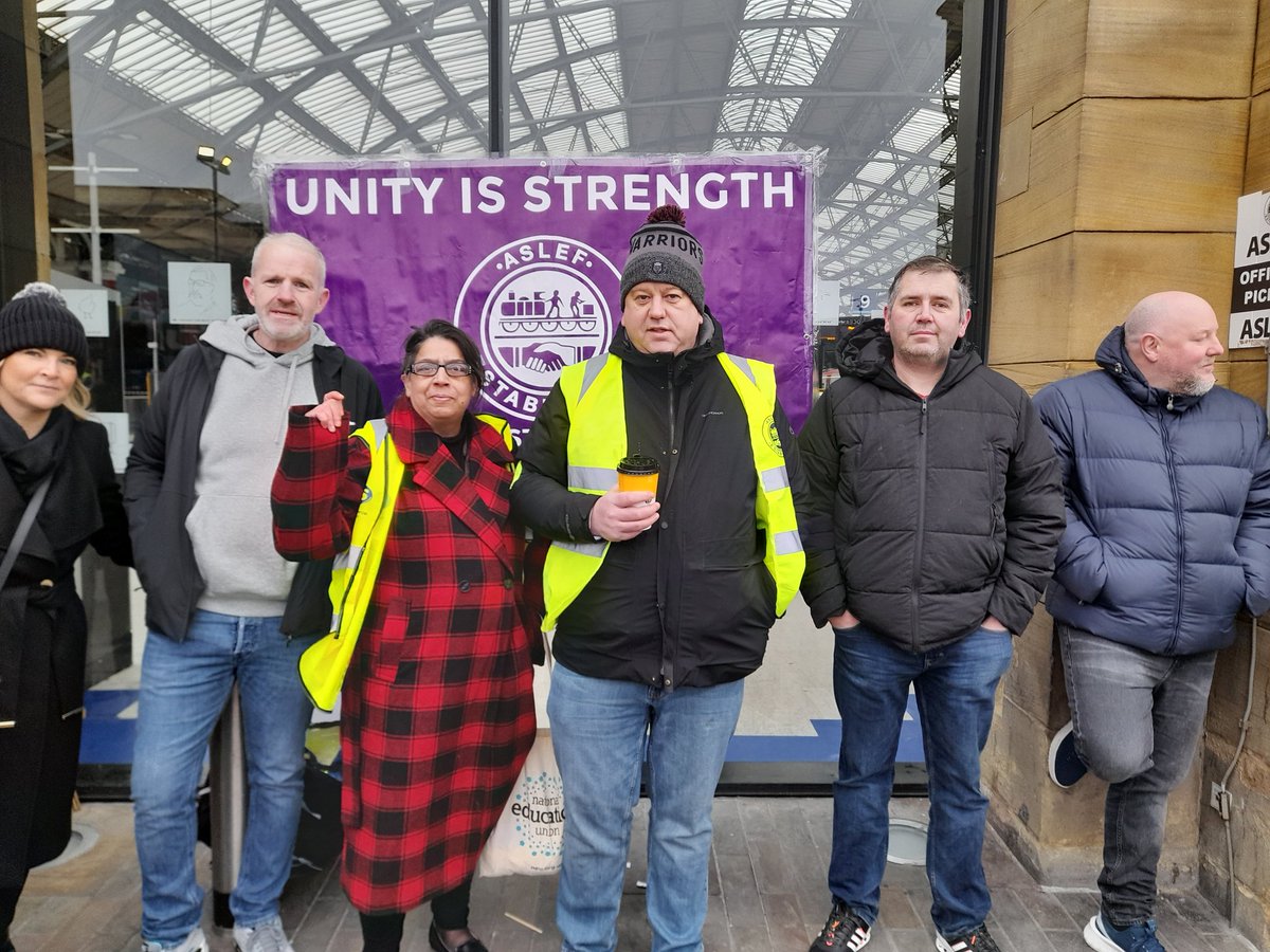 TraceyH4WHM's tweet photo. 4/Thread #Liverpool 
#PCSonStrike #Feb1Strike  #blamethegovt
#CostOfLivingCrisis #FightForFairPay Picket No 4.
Solidarity with #ASLEF #Liverpool @ASLEFunion https://t.co/PdsIcywsIe