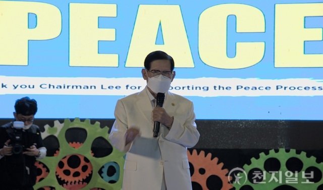 dabogmam's tweet photo. “More than 500 residents from the slums came out to the plaza to welcome Chairman Man-hee Lee”

[32nd Peace Tour] Mindanao, where gunfire ceased, "Peace came thanks to the contribution of Chairman Man-hee Lee"
https://t.co/B4M6Z5Ybat

#nationalpeaceconvention #HWPL #Peace #IPYG https://t.co/YTox5LA6Ib