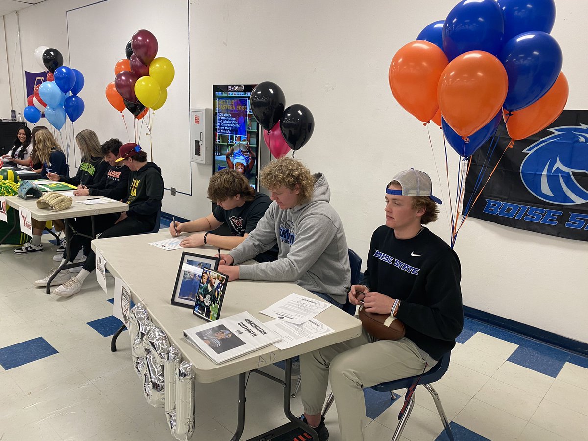 SkyviewHawkFB's tweet photo. Congrats to @CJ5318 @jacobpeck2023 @CutforthMax on signing to play at the next level! Proud of this great accomplishment 💪🏽🏈 #EarnedNotGiven #GoHawks https://t.co/5AKERwtKff