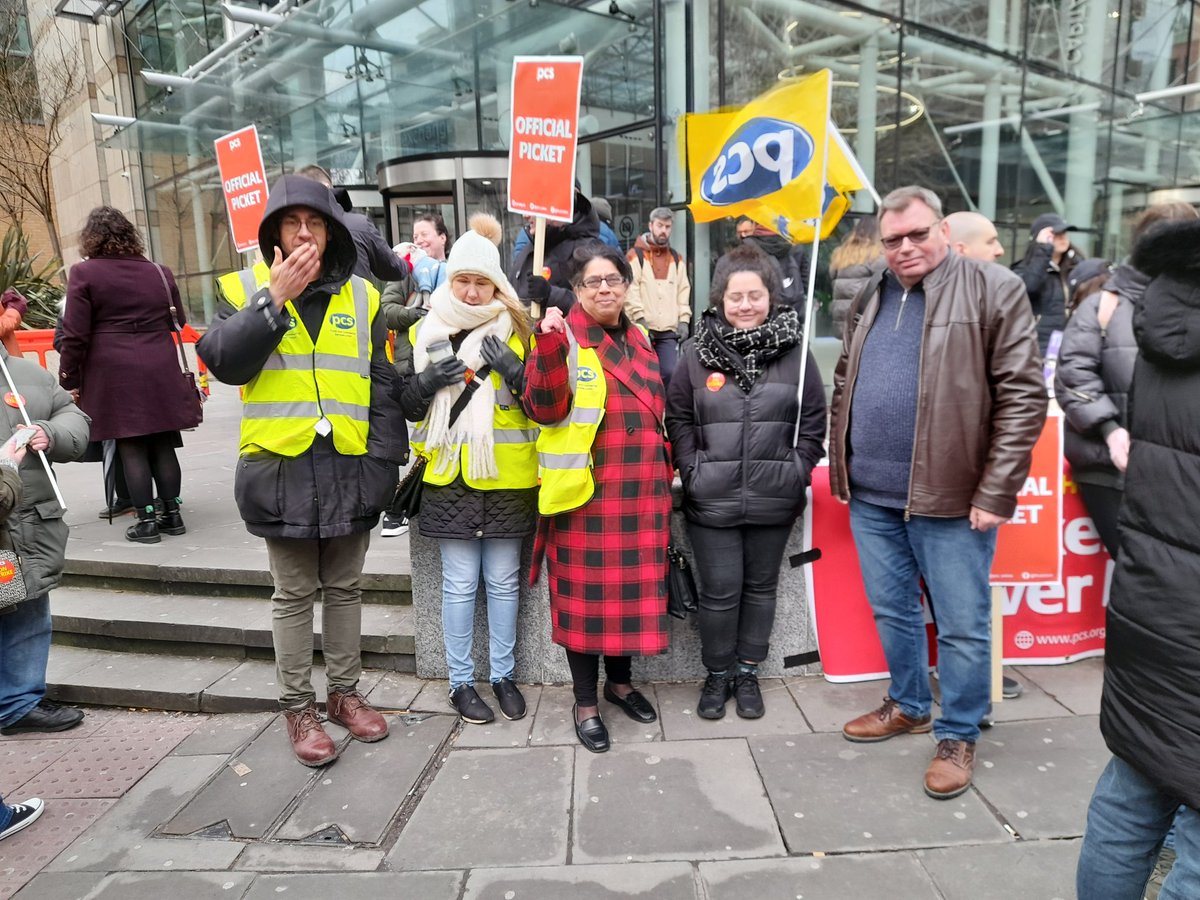 TraceyH4WHM's tweet photo. 6/Thread #Liverpool 
#PCSonStrike #Feb1Strike  #blamethegovt
#CostOfLivingCrisis #FightForFairPay
Picket No 6 #HomeOffice #Liverpool 
@PCSHOMerseyside https://t.co/WzpXLAd1Hb