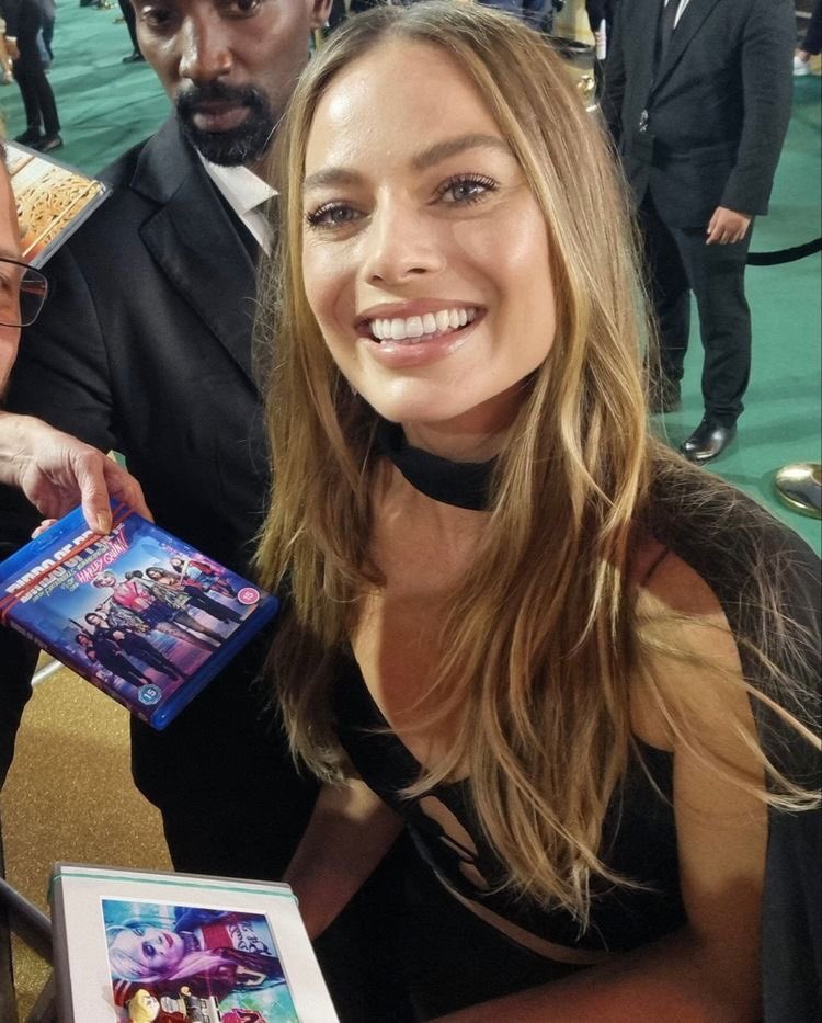 filesmargot's tweet photo. margot robbie and selfies with fans https://t.co/XQqDRDW1ta
