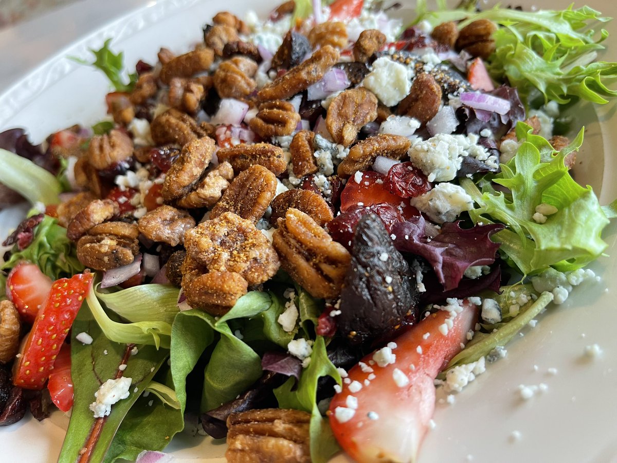 PBEpizza's tweet photo. Strawberry Salad 🍓field greens, bleu cheese, red onion, dried figs &amp; craisins, spiced pecans #pbe #pizzabyelizabeths #strawberrysalad #🍓 #wilmington #greenville #yum https://t.co/zwcZPHp7ft
