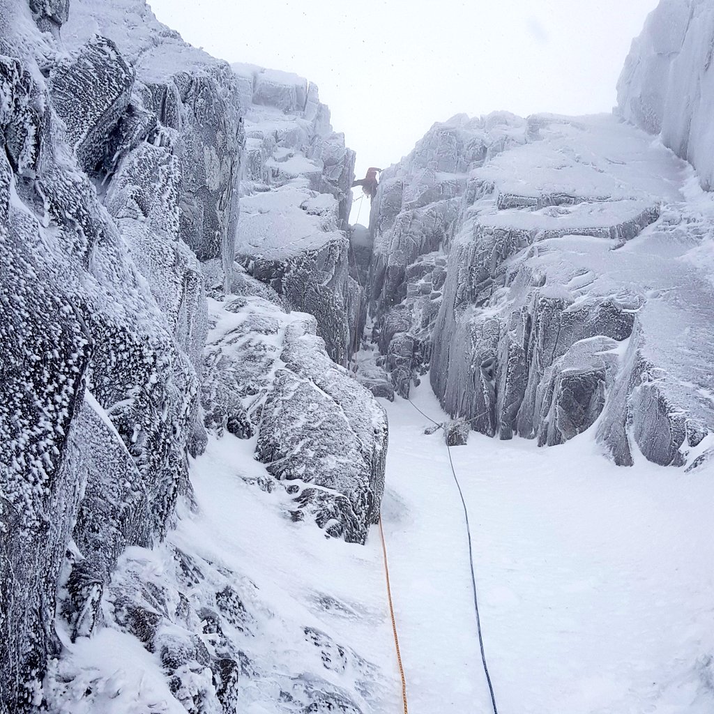 OranjeBergsport's tweet photo. Glovers chimney today on Ben Nevis with @RoamMtns #winterclimbing #coldclimb #instructorsdayoff @the_AMI https://t.co/nJQB0YdvAt