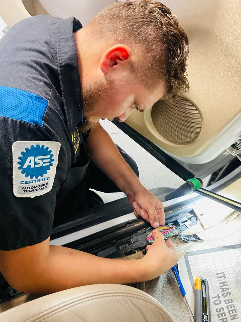 RomitaAuto's tweet image. As you can see by the blue patches on our uniforms, our automotive technicians are ASE-Certified and ready to assist with your automotive needs!💪🛠🛻

#ASEtechs #toptechs #familyownedbusiness #talentedtechs #vehiclerepair #vehiclemaintenance #getthejobdoneright✅