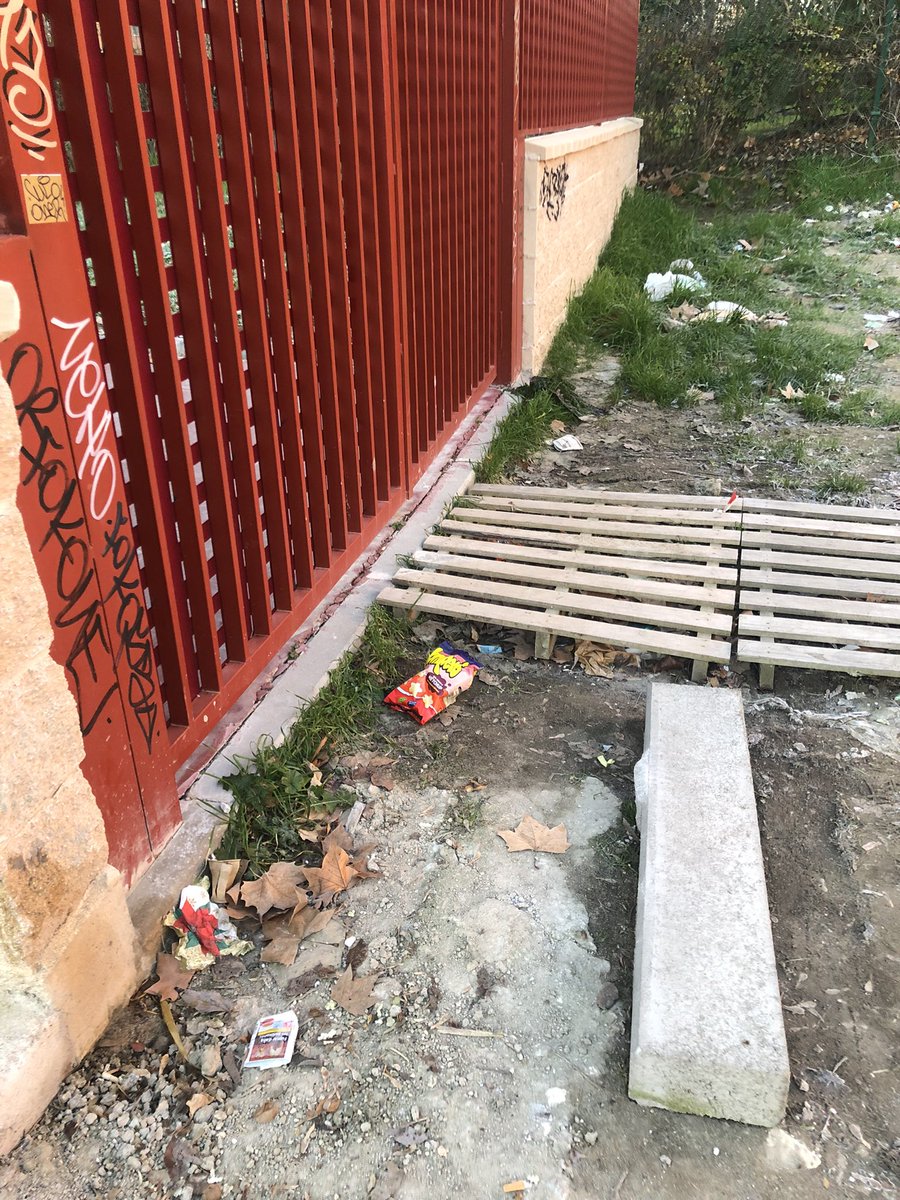 jmonteo's tweet photo. Este es el estado lamentable de la entrada del @ceipbartolome que permite el concejal del distrito @JMDLatina @SerranoAlbertoP 
Con esta nefasta gestión el alumnado, trabajadores del centro y familias de @AmpaCossi sufren las consecuencias: basura, riesgos y deterioro inaceptable https://t.co/XgxU9N0c1i