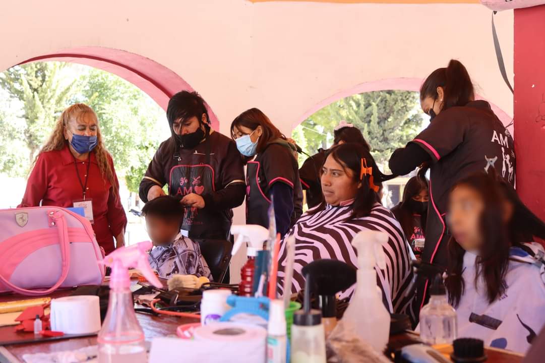 HAmozoc's tweet photo. #AyuntamientoDeAcciones🙋🏻‍♂️ 

👉🏻Por instrucciones del presidente municipal, Mario de la Rosa Romero todos los días se realiza la Jornada de Corte de Cabello gratuito en el zócalo municipal.💈

#Amozoc
#TrabajamosPorTi https://t.co/RGmHPOm4bj