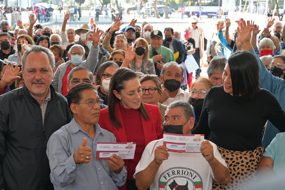 Acompañé a la Jefa de Gobierno <a href="/Claudiashein/">Claudia Sheinbaum Pardo</a> y a @EstefanyCorreaG Delegada de <a href="/bienestarmx/">Bienestar</a> en la entrega de tarjetas de la Pensión para el Bienestar de las Personas Adultas Mayores.
