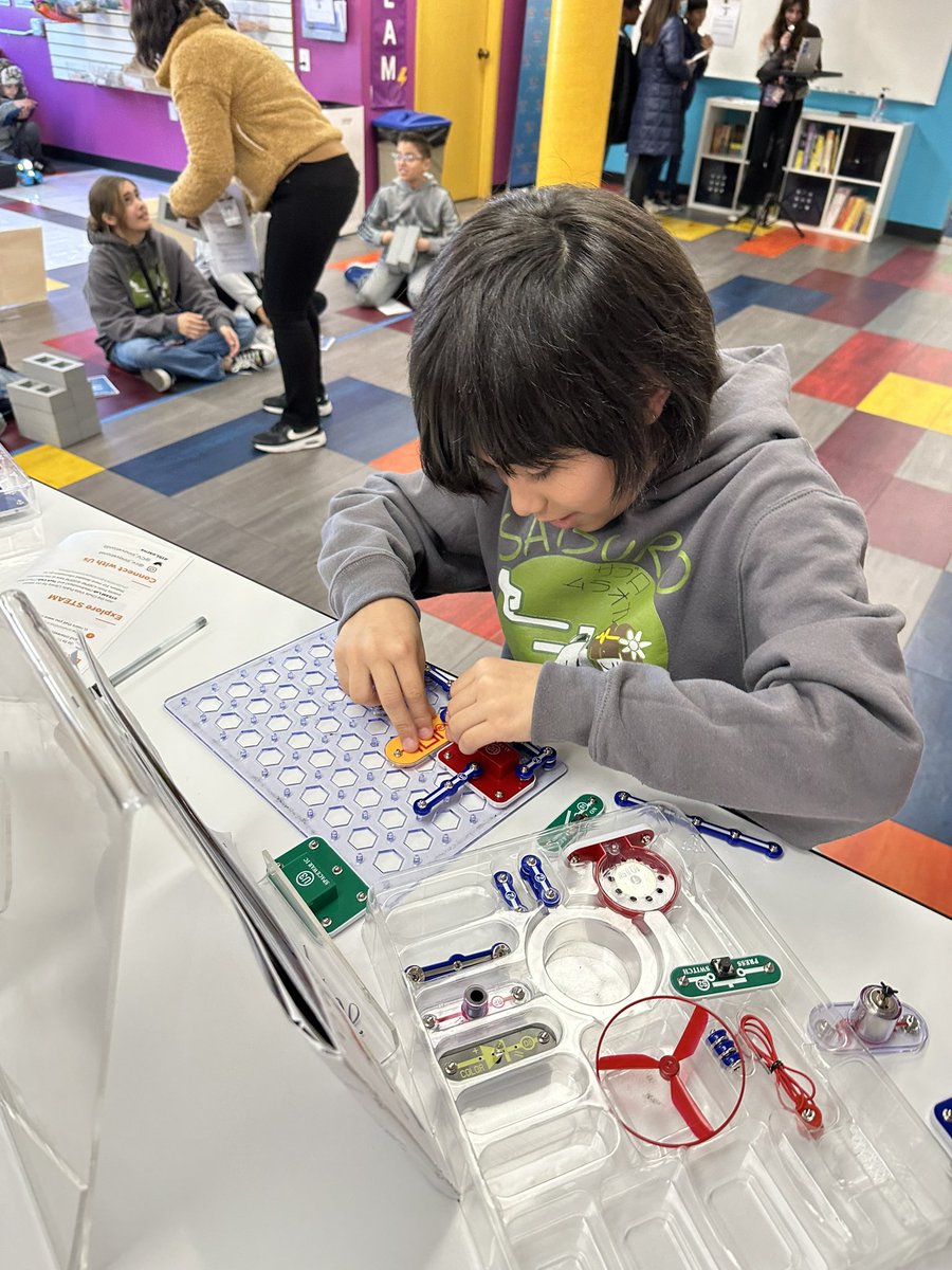 Mrs. Padilla’s class showing off their skills of following directions and paying close attention to details using Snap Circuits. #RIASEC #snapcircuits #conventional #organizers #ISLearns #STEAM
