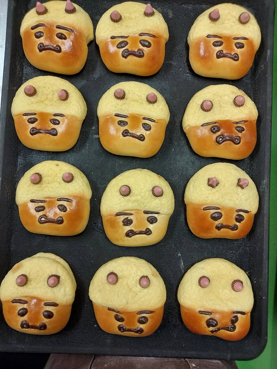 BakeryUmi's tweet photo. 期間限定の鬼パンですが、本日はレアな鬼パンが隠れています！

#節分パン #鬼パン #アポロチョコ https://t.co/Dp41uMymyu