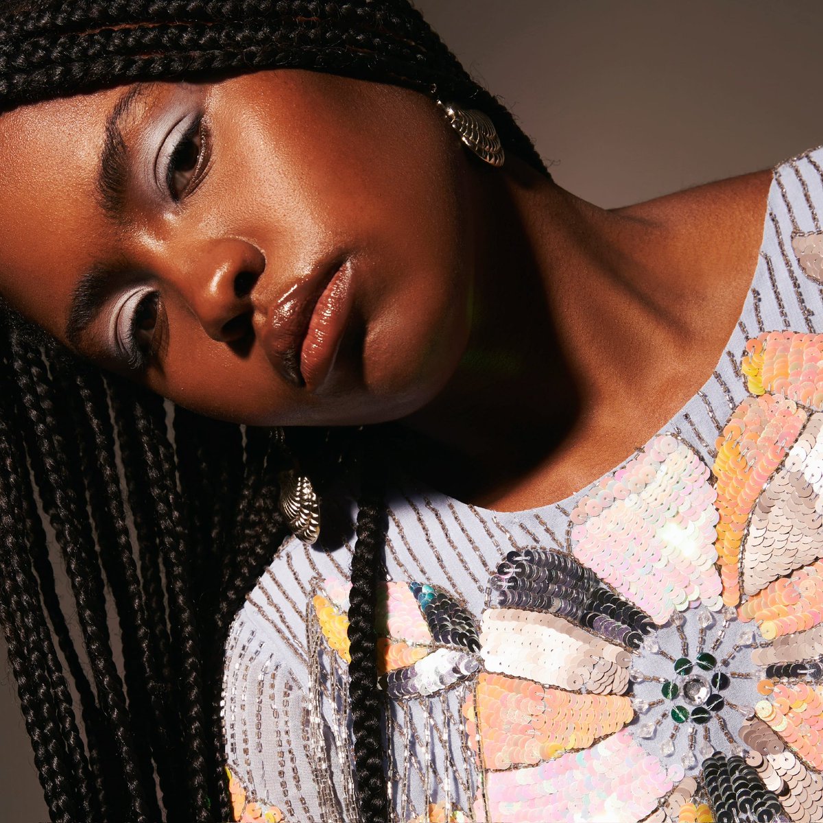 Romane a sorti son premier album Ways of Dreaming, au travers duquel, elle raconte le contraste entre la jeune femme timide qu’elle était et celle qu’elle est aujourd’hui, assumée et combattante. 
#soulmusic #waysofdreaming