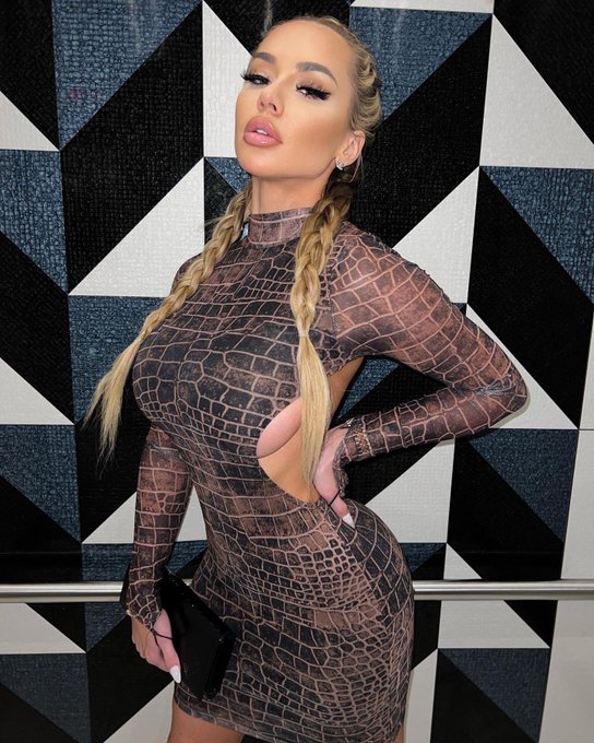 Would you take me on a date in this dress or is it too much? https://t.co/o1eZ2FgUwb<a href="/tag/claudeafterdark"class="tags"><span>#claudeafterdark</span></a>