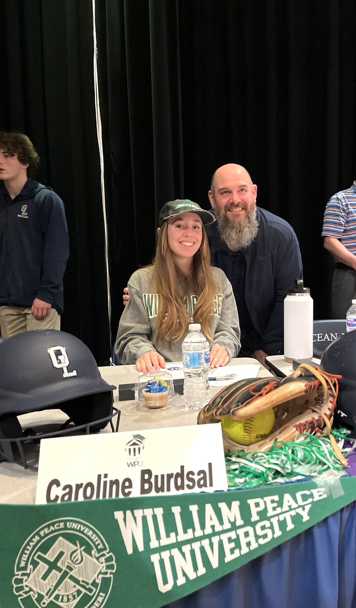 CarolineBurdsal's tweet photo. It’s official✍🏻!!! I loved being able to sign with my amazing school ball teammates!!! https://t.co/55IM5eV84r