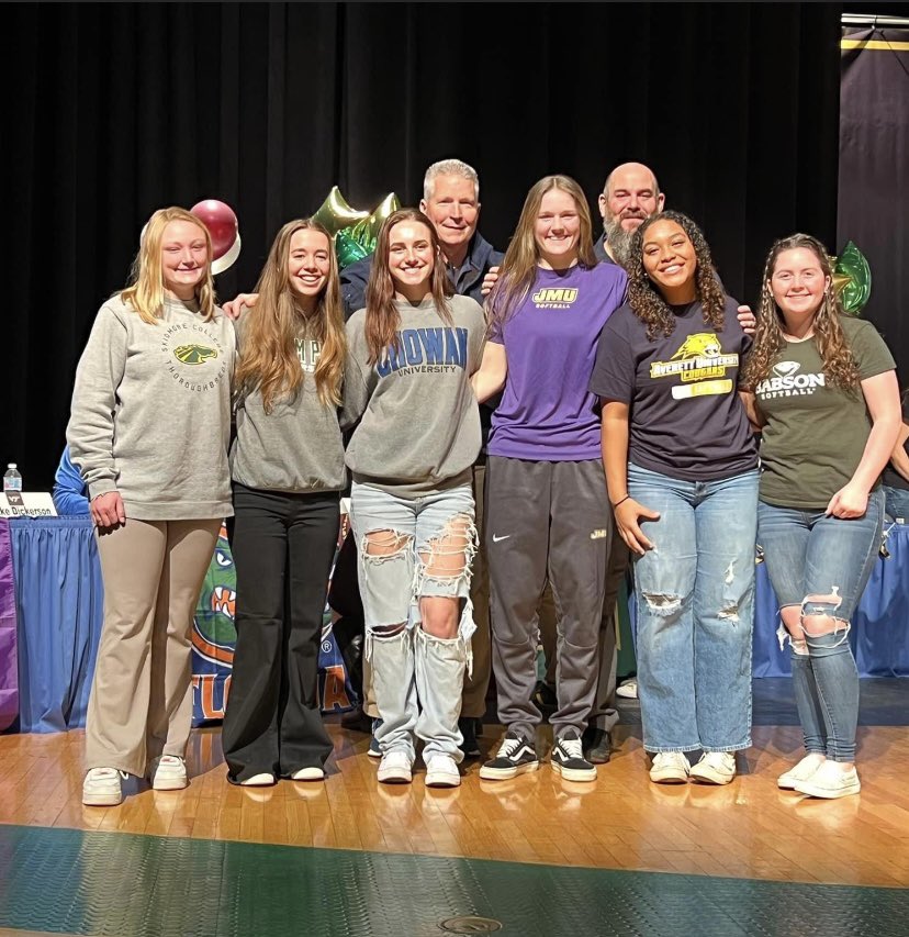 CarolineBurdsal's tweet photo. It’s official✍🏻!!! I loved being able to sign with my amazing school ball teammates!!! https://t.co/55IM5eV84r
