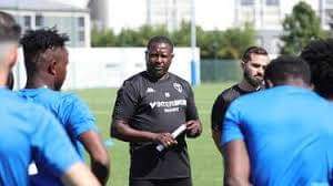 #France 
Le Béninois Oumar TCHOMOGO prend les rênes du club Niort. Il devient ainsi est le nouvel entraîneur du Chamois Niortais. L’ex joueur  et sélectionneur des Écureuils, devient le premier béninois à entraîner un club professionnel en Ligue 2 en Europe. 
#Waxeho, #fifa, #Caf