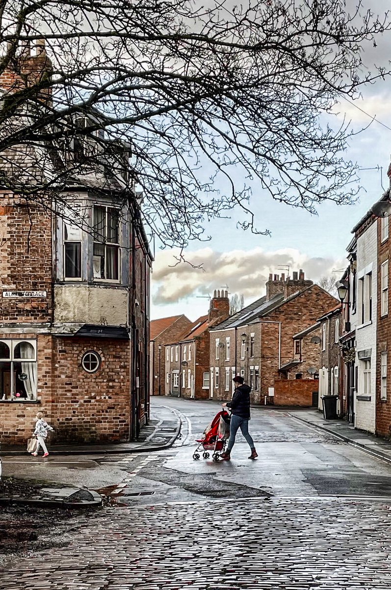 lanmijo's tweet image. ‘Nearly Home’ 
#GrimArt #redBrick #urbanTree #streetPhotography #stoneSetts #lifeInANorthernTown @GrimArtGroup
